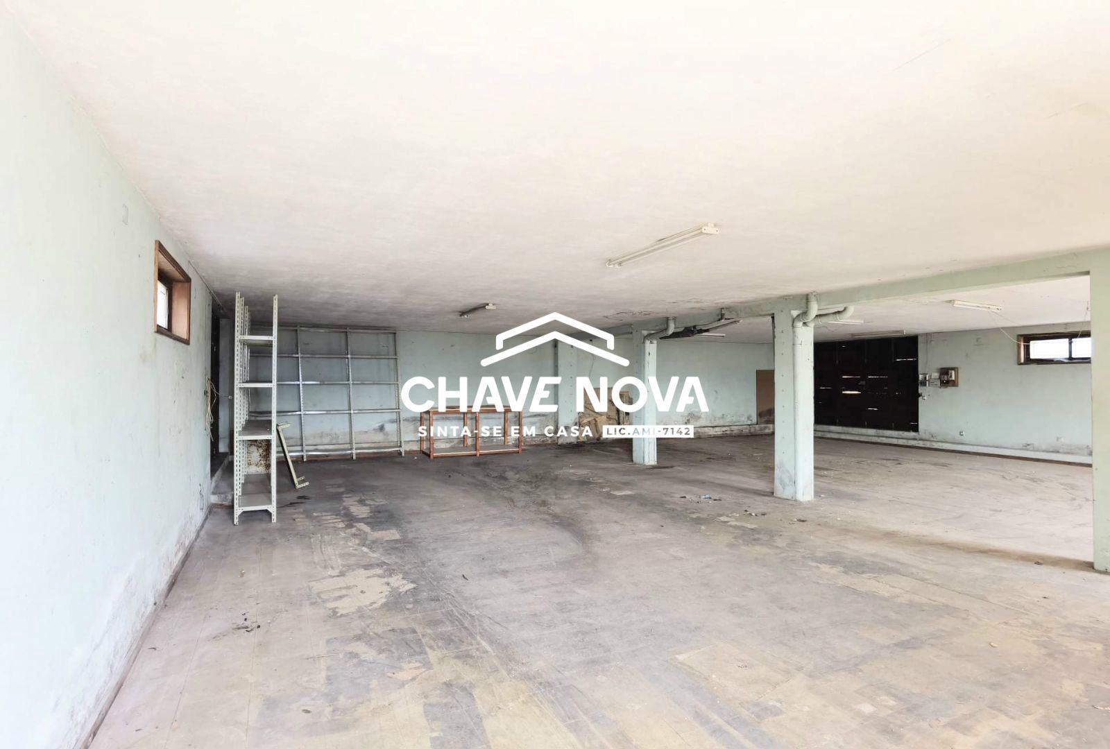 Loja/Armazém convertível em habitação com 185m2 e três frentes em Grijó
