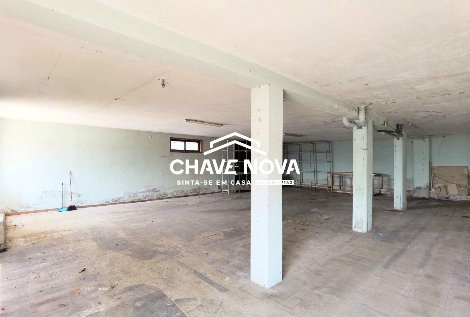 Loja/Armazém convertível em habitação com 185m2 e três frentes em Grijó