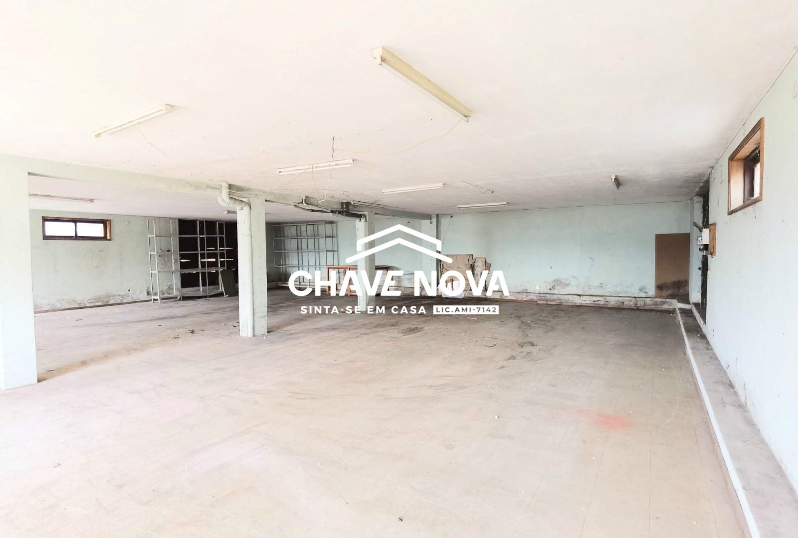 Loja/Armazém convertível em habitação com 185m2 e três frentes em Grijó