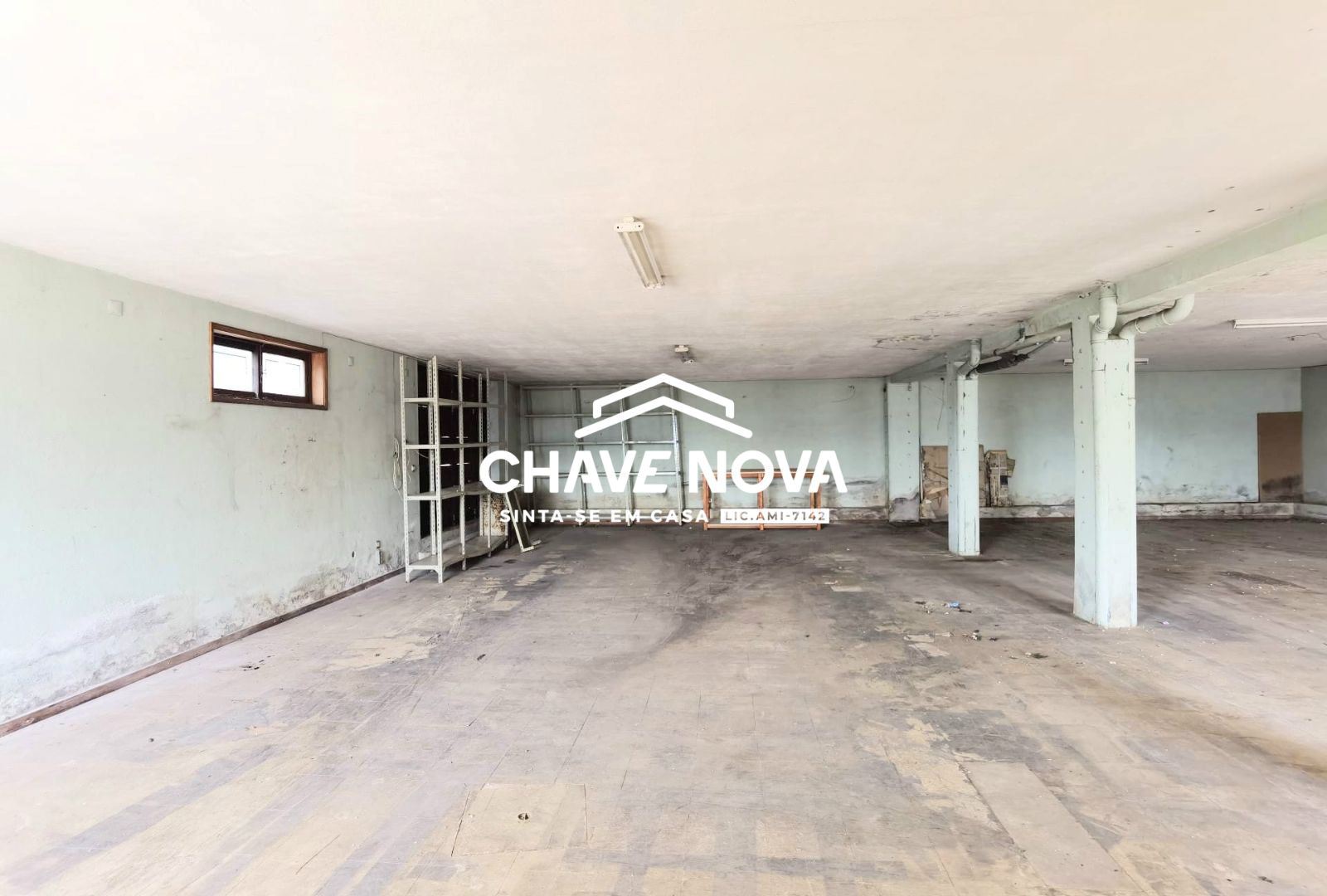 Loja/Armazém convertível em habitação com 185m2 e três frentes em Grijó