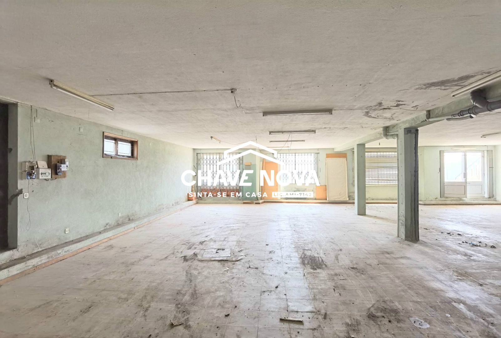 Loja/Armazém convertível em habitação com 185m2 e três frentes em Grijó