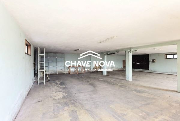 Loja/Armazém convertível em habitação com 185m2 e três frentes em Grijó