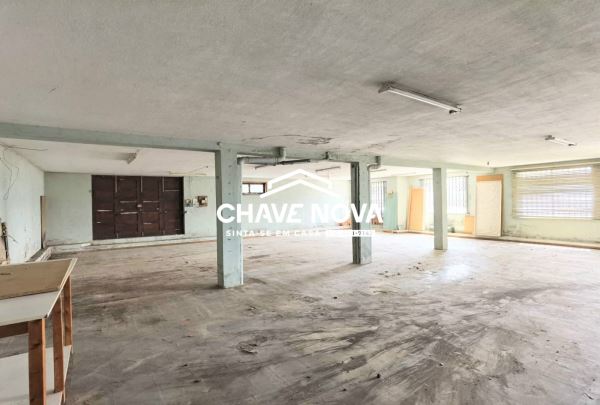 Loja/Armazém convertível em habitação com 185m2 e três frentes em Grijó