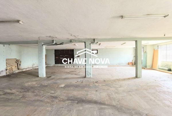 Loja/Armazém convertível em habitação com 185m2 e três frentes em Grijó