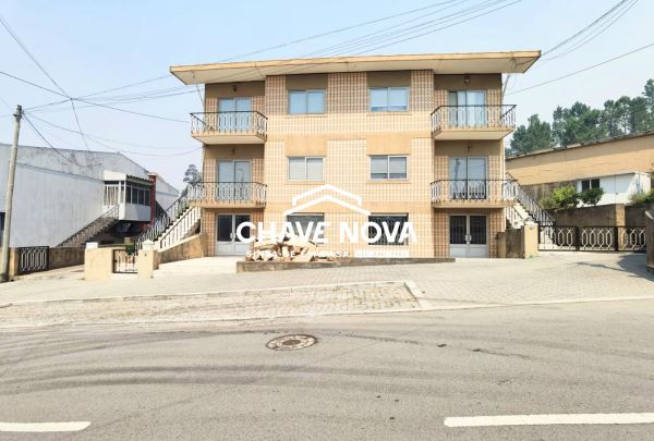 Loja/Armazém convertível em habitação com 185m2 e três frentes em Grijó