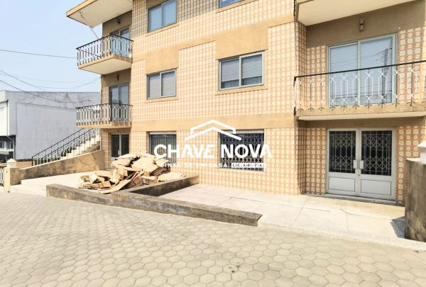 Loja/Armazém convertível em habitação com 185m2 e três frentes em Grijó