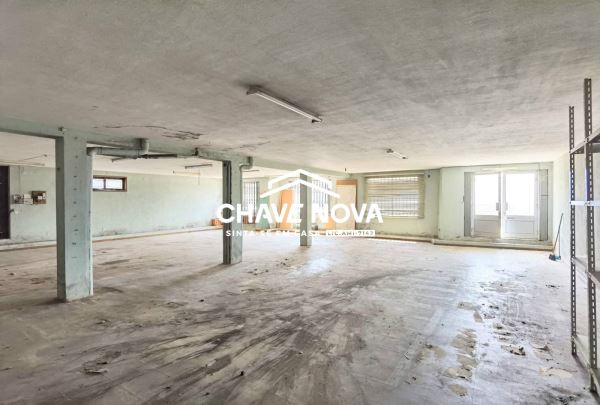 Loja/Armazém convertível em habitação com 185m2 e três frentes em Grijó