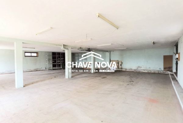 Loja/Armazém convertível em habitação com 185m2 e três frentes em Grijó