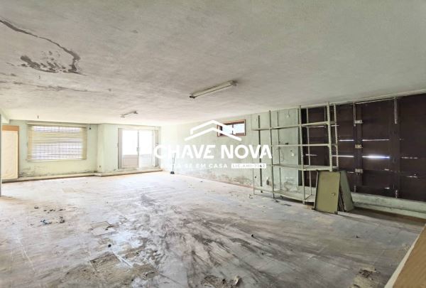Loja/Armazém convertível em habitação com 185m2 e três frentes em Grijó