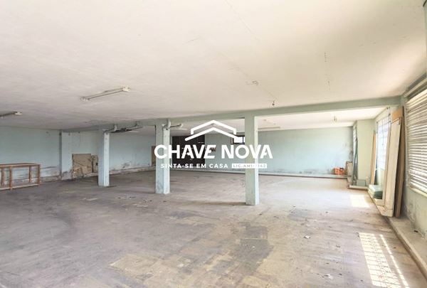 Loja/Armazém convertível em habitação com 185m2 e três frentes em Grijó