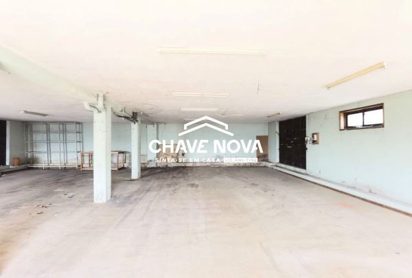 Loja/Armazém convertível em habitação com 185m2 e três frentes em Grijó