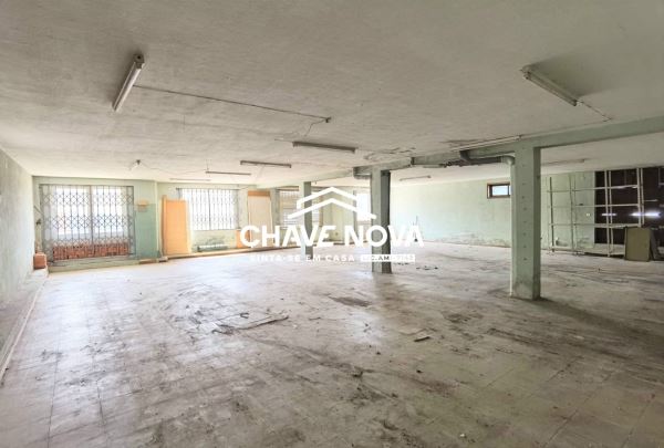 Loja/Armazém convertível em habitação com 185m2 e três frentes em Grijó