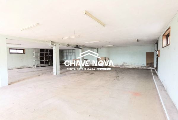 Loja/Armazém convertível em habitação com 185m2 e três frentes em Grijó