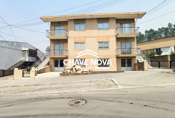 Loja/Armazém convertível em habitação com 185m2 e três frentes em Grijó