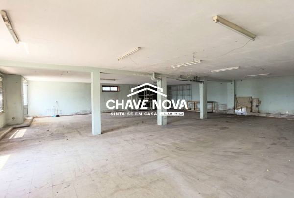 Loja/Armazém convertível em habitação com 185m2 e três frentes em Grijó