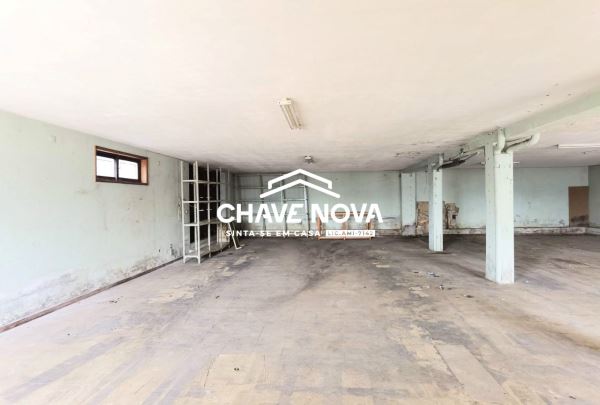 Loja/Armazém convertível em habitação com 185m2 e três frentes em Grijó