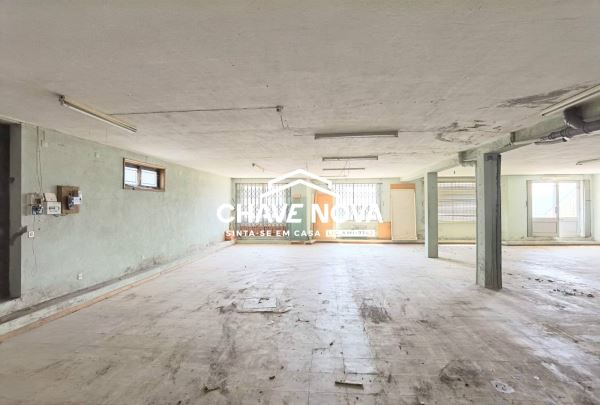 Loja/Armazém convertível em habitação com 185m2 e três frentes em Grijó