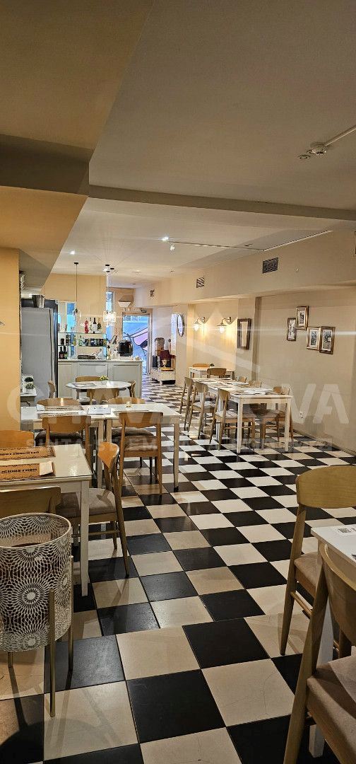 Trespasse de restaurante com esplanada na Rua de Cedofeita