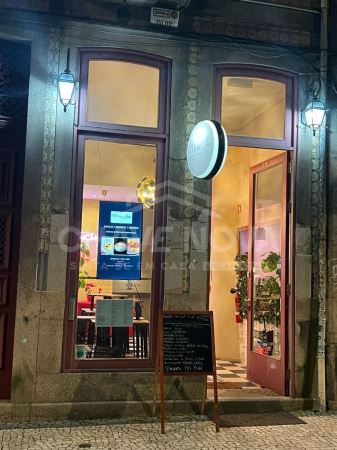 Trespasse de restaurante com esplanada na Rua de Cedofeita
