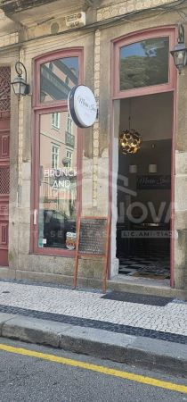 Trespasse de restaurante com esplanada na Rua de Cedofeita