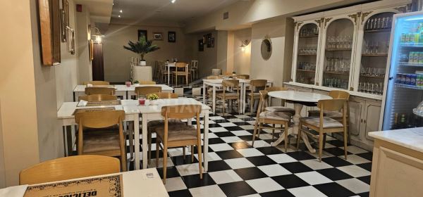 Trespasse de restaurante com esplanada na Rua de Cedofeita