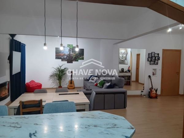T4 Remodelado no Feijó com Sala de 50 m² – A 5 Minutos da Ponte 25 de Abril Almada