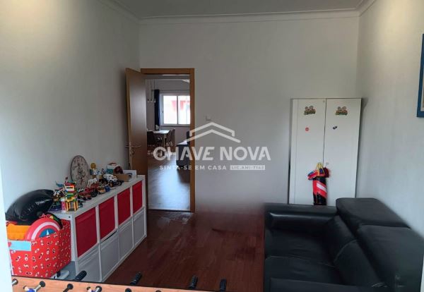 T4 Remodelado no Feijó com Sala de 50 m² – A 5 Minutos da Ponte 25 de Abril Almada