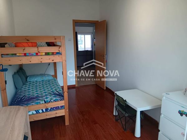 T4 Remodelado no Feijó com Sala de 50 m² – A 5 Minutos da Ponte 25 de Abril Almada