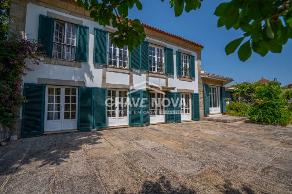 Moradia Rústica T4 com Piscina e 4000m² de Terreno Verdejante