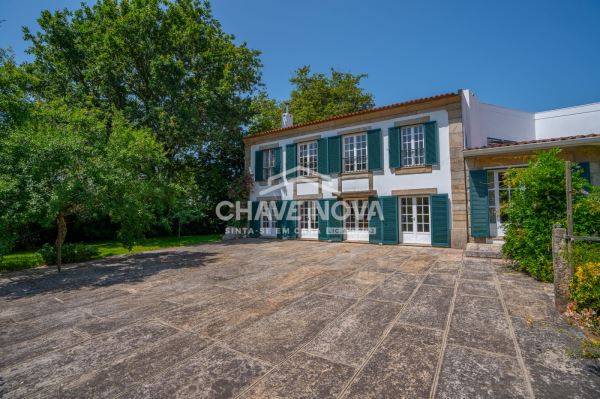 Moradia Rústica T4 com Piscina e 4000m² de Terreno Verdejante