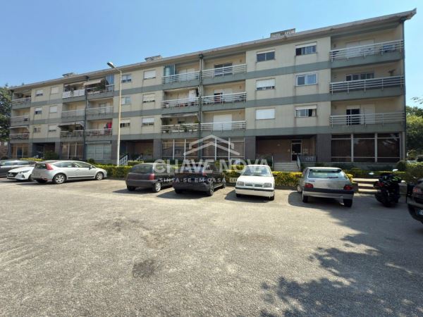 Apartamento T3 Renovado c/ Lugar de Garagem em São Mamede de Infesta (Circulação)