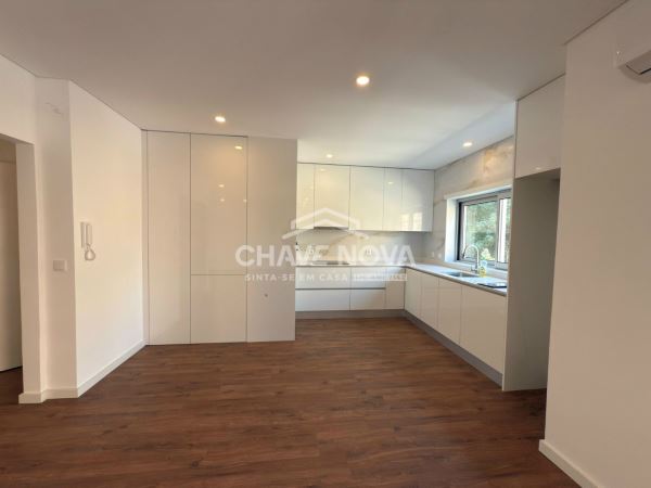 Apartamento T3 Renovado c/ Lugar de Garagem em São Mamede de Infesta (Circulação)