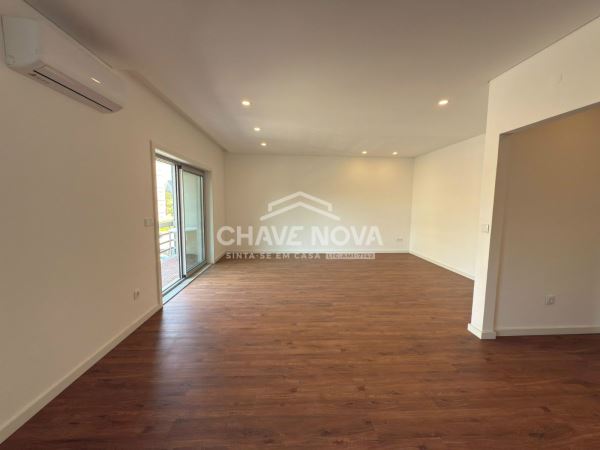 Apartamento T3 Renovado c/ Lugar de Garagem em São Mamede de Infesta (Circulação)