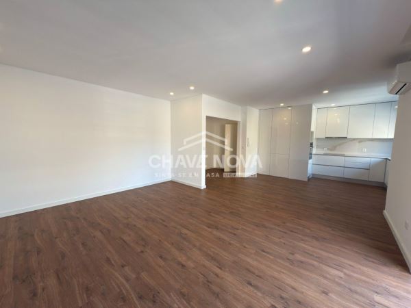 Apartamento T3 Renovado c/ Lugar de Garagem em São Mamede de Infesta (Circulação)