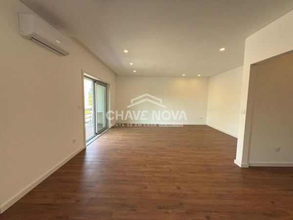 Apartamento T3 Renovado c/ Lugar de Garagem em São Mamede de Infesta (Circulação)