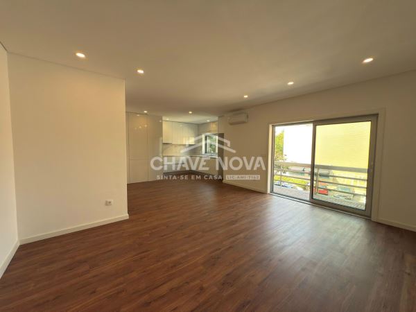 Apartamento T3 Renovado c/ Lugar de Garagem em São Mamede de Infesta (Circulação)