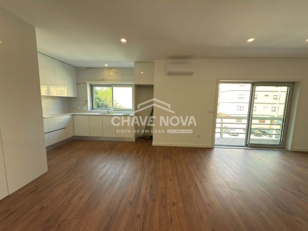 Apartamento T3 Renovado c/ Lugar de Garagem em São Mamede de Infesta (Circulação)