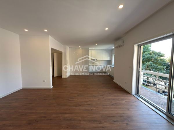 Apartamento T3 Renovado c/ Lugar de Garagem em São Mamede de Infesta (Circulação)