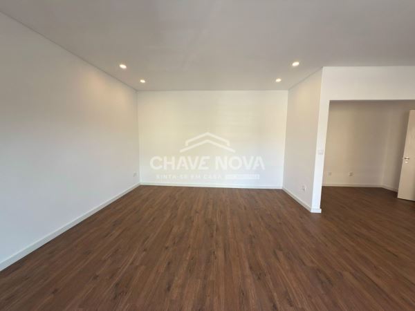 Apartamento T3 Renovado c/ Lugar de Garagem em São Mamede de Infesta (Circulação)