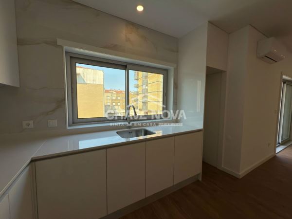 Apartamento T3 Renovado c/ Lugar de Garagem em São Mamede de Infesta (Circulação)