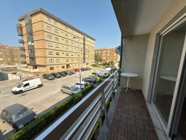 Apartamento T3 Renovado c/ Lugar de Garagem em São Mamede de Infesta (Circulação)