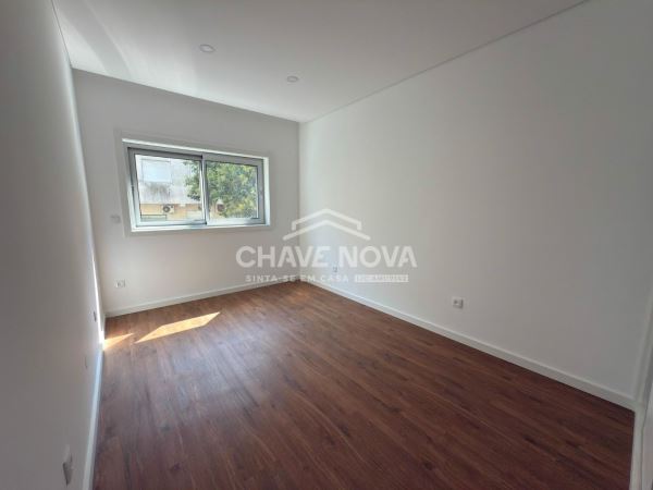Apartamento T3 Renovado c/ Lugar de Garagem em São Mamede de Infesta (Circulação)