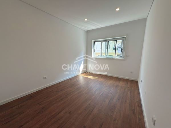 Apartamento T3 Renovado c/ Lugar de Garagem em São Mamede de Infesta (Circulação)
