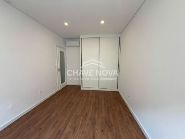 Apartamento T3 Renovado c/ Lugar de Garagem em São Mamede de Infesta (Circulação)