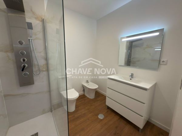 Apartamento T3 Renovado c/ Lugar de Garagem em São Mamede de Infesta (Circulação)