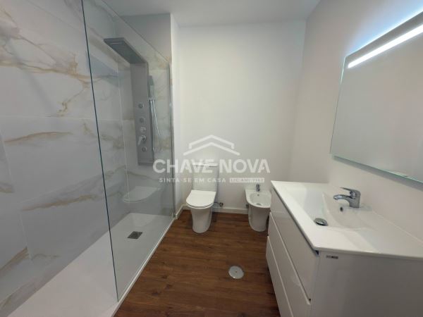 Apartamento T3 Renovado c/ Lugar de Garagem em São Mamede de Infesta (Circulação)