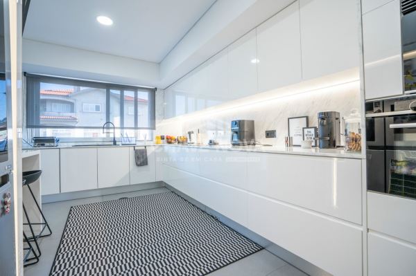 Moradia T3 Moderna com Piscina Aquecida e Jardim em Mozelos