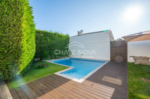Moradia T3 Moderna com Piscina Aquecida e Jardim em Mozelos