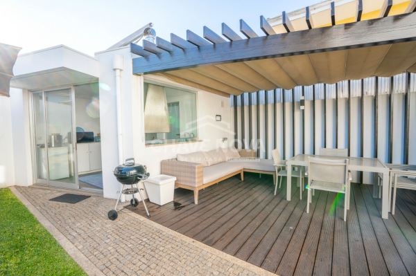 Moradia T3 Moderna com Piscina Aquecida e Jardim em Mozelos