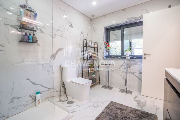 Moradia Geminada V4+1 Renovada em Canidelo